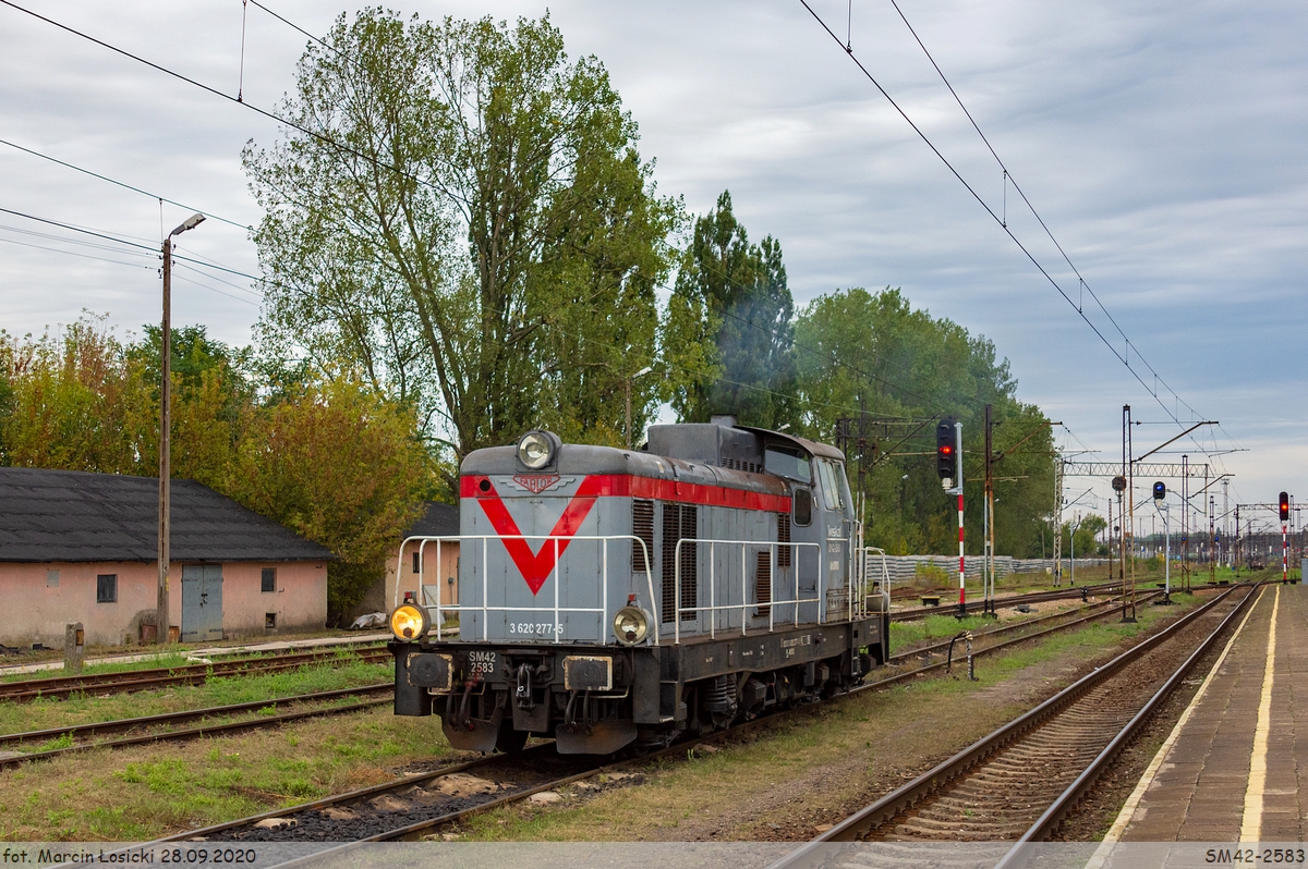 28.09.2020 | Zduńska Wola Karsznice - SM42-2583 working on the station.