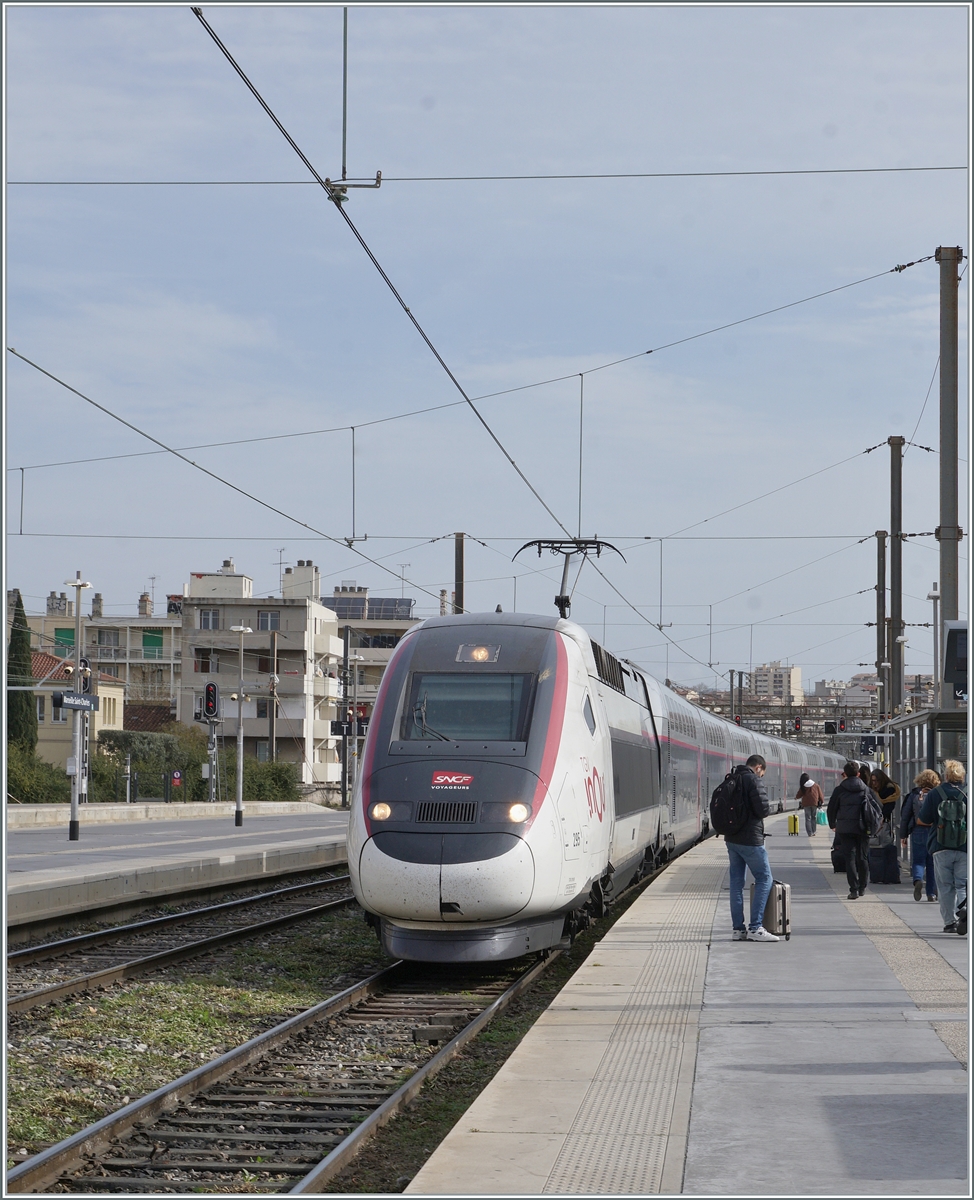 A SNCF TGV Duplex on the way to Nice-Ville is arriving at the Marseille Station Saint-Charles. 

21.03.2025
