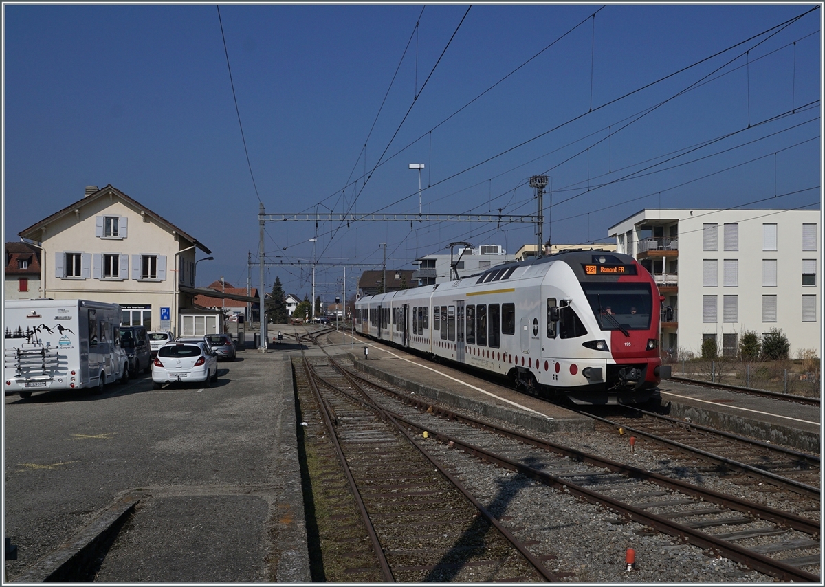 A TPF RABe 527 on the way to Romont by his stop in Sugiez. 

09.03.2022