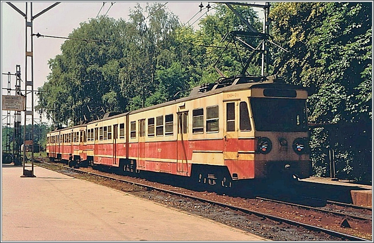 A WKD suburban train consisting of two multiple units in Podkowa-Lesna.

Analog image from 
June 28, 1986