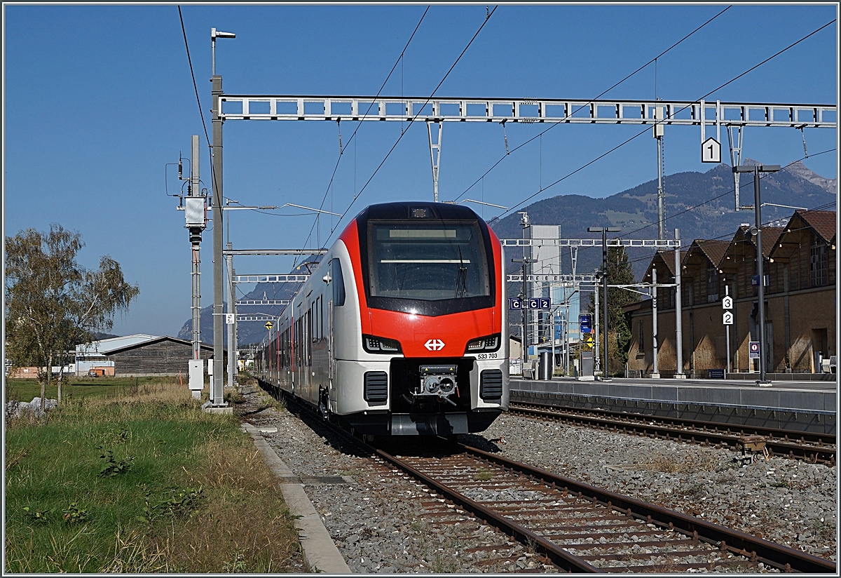 After a long search we finally found it or got the opportunity to get a photo: in Bex there is the new RegionAlps RABe 533 703. Behind it is the SBB RABe 531 002. Interestingly, the  RegionAlpes multiple unit has different colors, a different division of the 1st class and another series designation is an SBB multiple unit, as the UIC number announces: RABe 94 85 0 533 703-0 CH-SBB October 30, 2024

