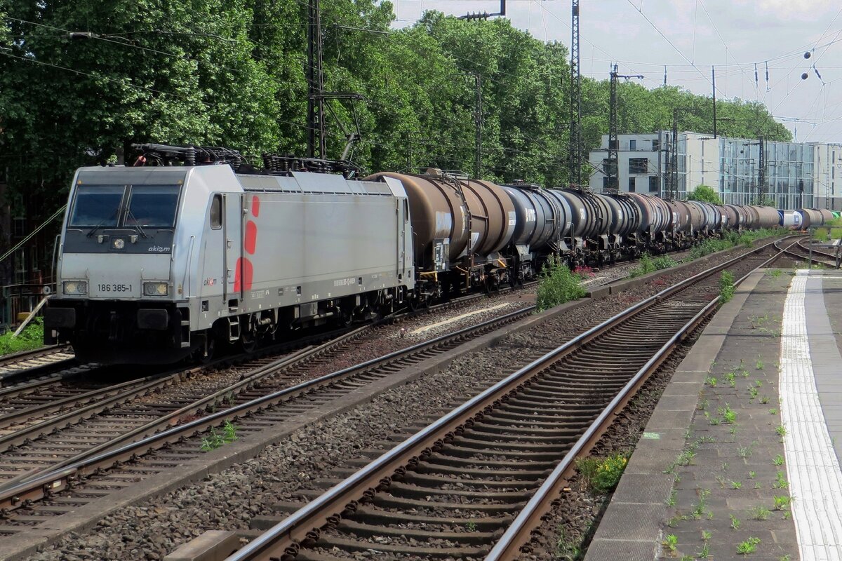 Akiem 186 384 hauls a tank train through Köln Süd on 19 May 2022.