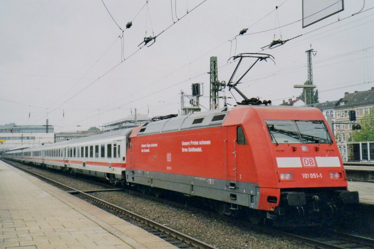 All change! On 25 May 2004 DBV 101 051 stands in Hamburg-Altona with a soputh bound IC service. Hamburg-Altona in this form is scheduled to disappear; IC-services with '80s and '90s stock are becoming ion creasingly rare and Class 101 also finds herself back in twilight. 