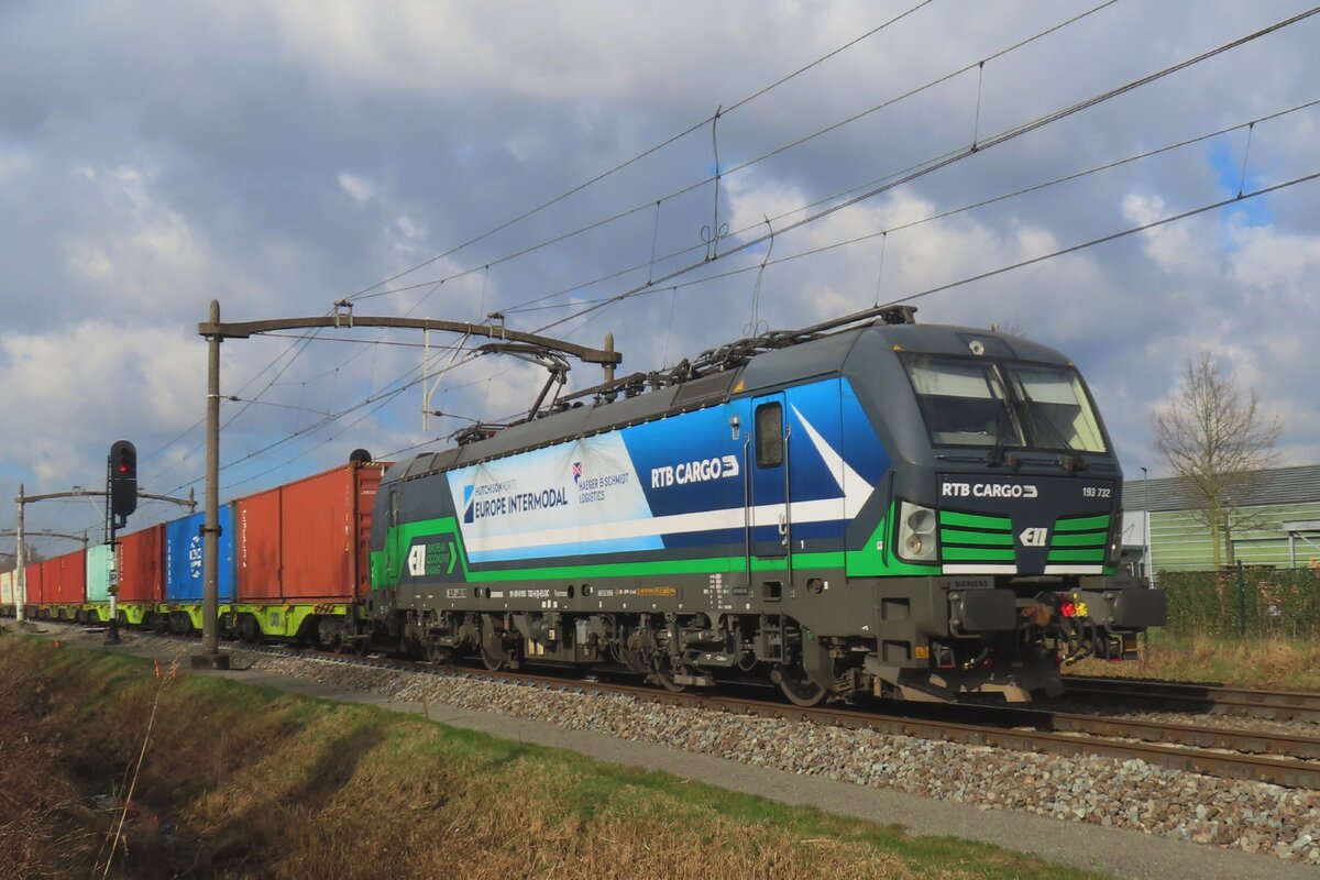 At one of the very, very few remaining photo spots at Oisterwijk, RTB 193 732 is seen hauling a Blerick-container train on 26 February 2025.