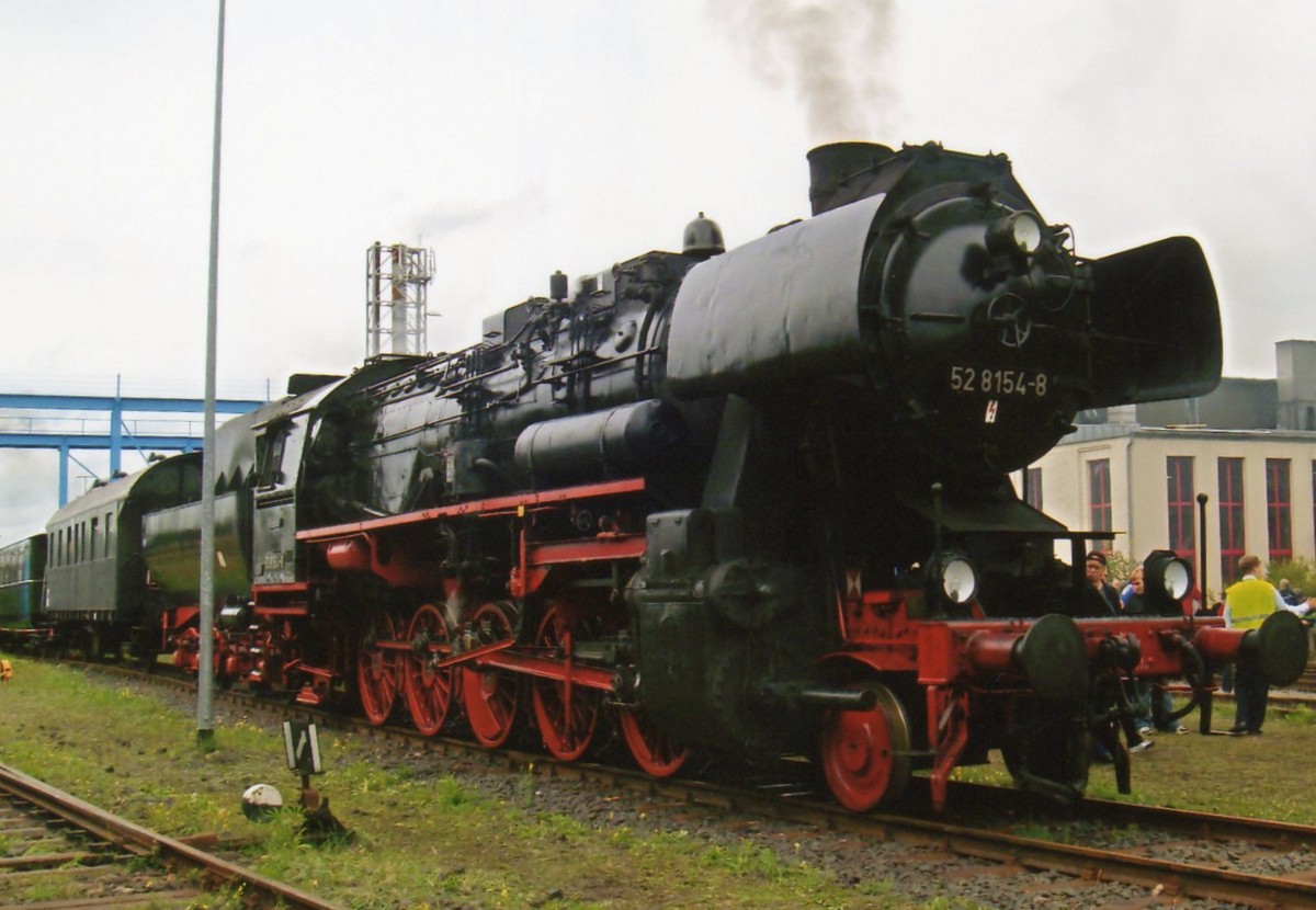 At Beekbergen, quasi BBÖ Kriegslok 52 3879 with photo freight stands ...