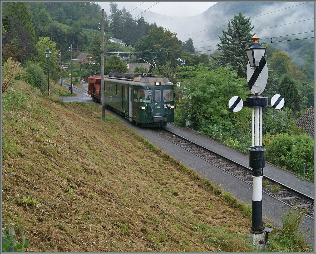 Autour de la voie ferrée / Around the iron railway (autumn event 2024) The GFM (Historique) BDe 4/4 141, which was put into operation for gravel traffic in 1972, is almost at its destination with the GFM Fad 751 tax freight wagon at the Hippsche turning disk near Blonay Drive. 

September 8, 2024