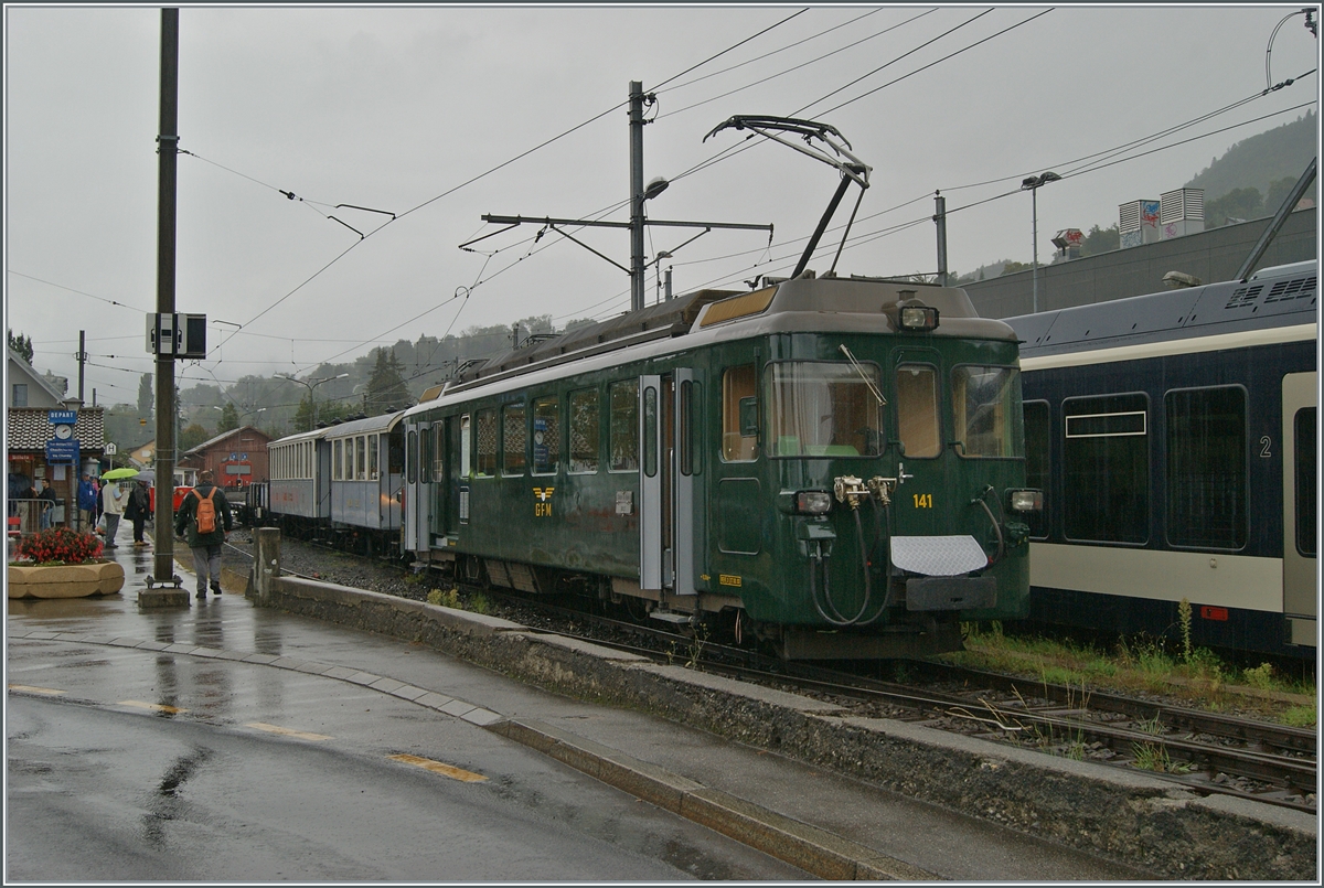 Autour de la voie ferrée / Around the iron railway (autumn event 2024) The GFM (Historique) BDe 4/4 141, which went into operation in 1972 for gravel traffic, is in Blonay with a mixed train for passenger cars and freight cars. 

September 8, 2024