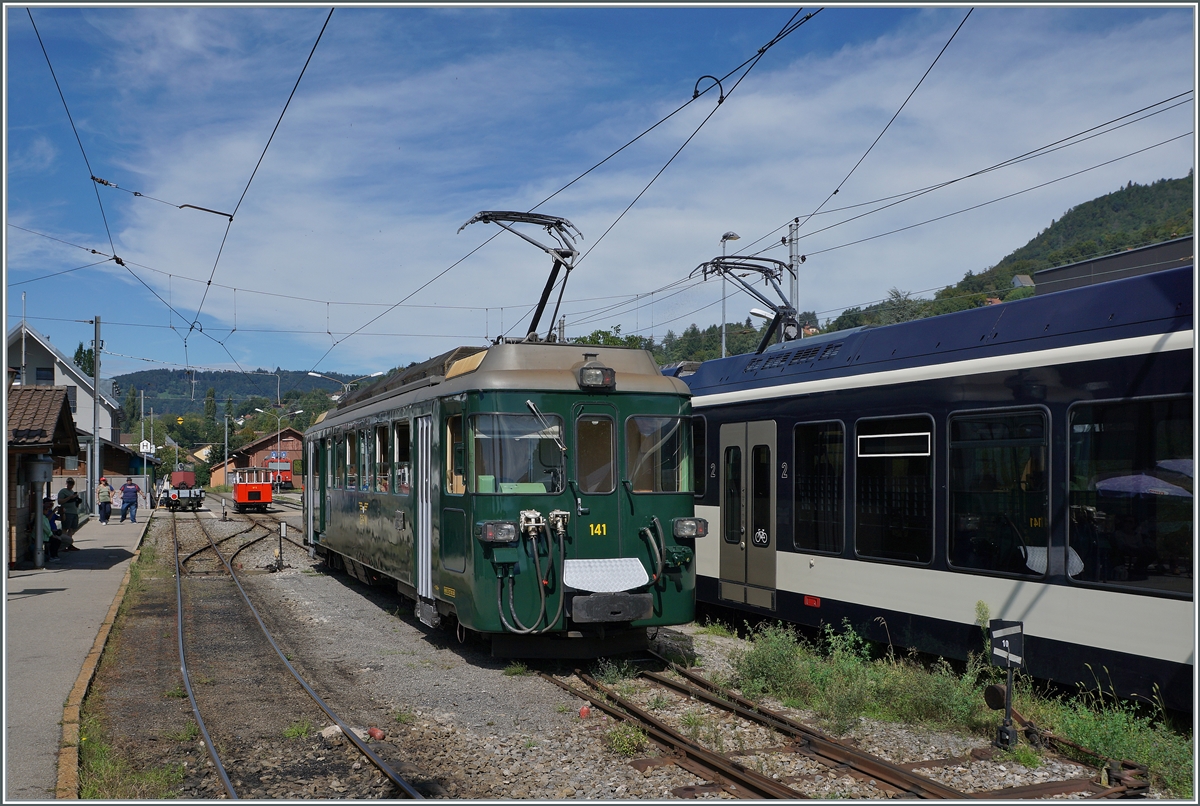 Autour de la voie ferrée / Around the iron railway (autumn event 2024) - This year a guest at the Blonay-Chamby railway: the beautifully prepared GFM (Historique) BDe 4/4 141 in  fir green ; The railcar was built in 1972, but the rounded head shape makes it seem much younger to me. The picture shows the GFM railcar shunting in Blonay.

Sept. 7, 2024