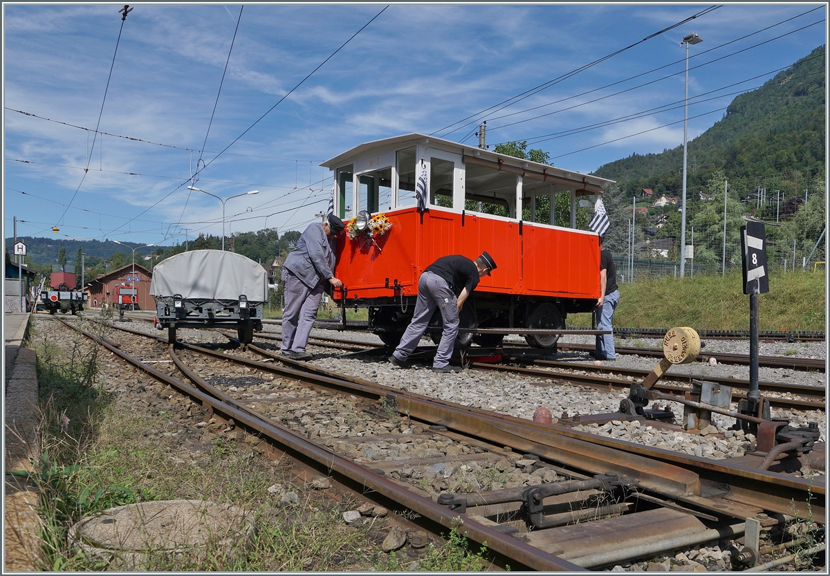 Autour de la voie ferrée / Around the iron railway (autumn event 2024) - Le Biniou is not only small but the Dm 2/2 N° 3 has a rotating mechanism. 
This means that the small trolley can be turned at any point or removed from the track (for counter trains). The turntable consists of various elements and is carried on the trolley. 
If the trolley is to be turned, the elements are mounted, the trolley moves on it and then it can be turned, where as can be seen here in the picture in Blonay. 

Sept. 7, 2024