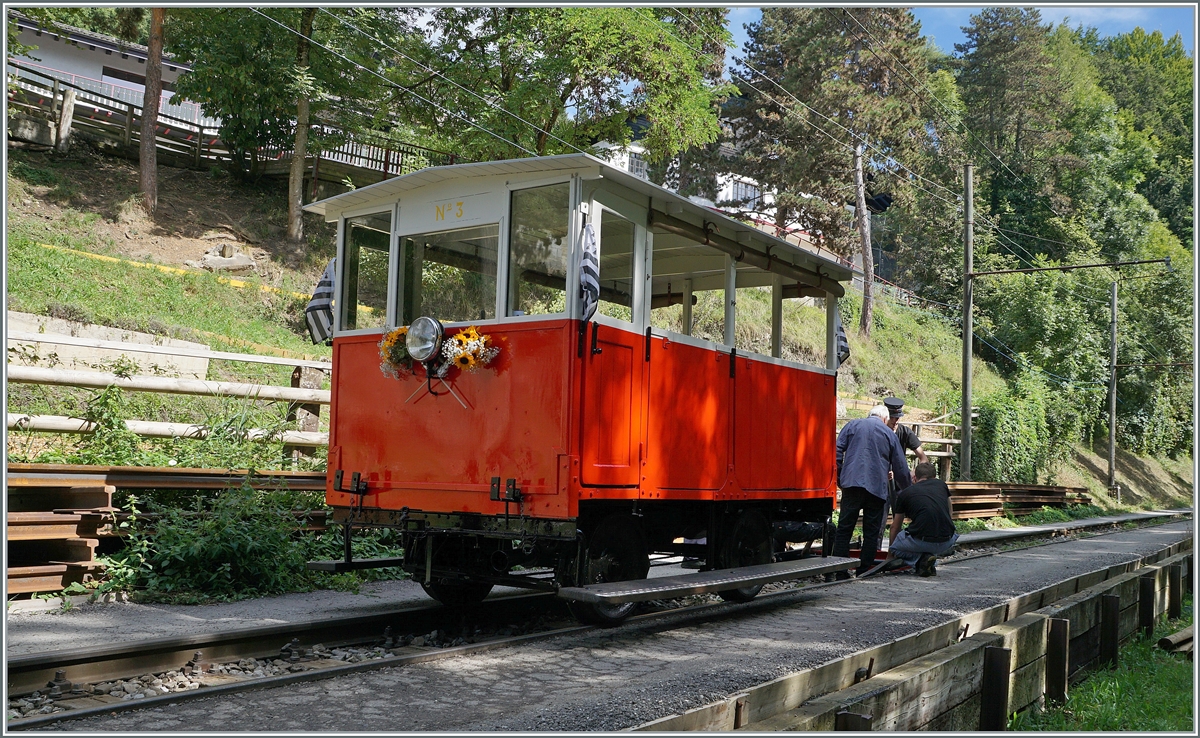 Autour de la voie ferrée / Around the iron railway (autumn event 2024) - Le Biniou - the name of Blonay-Chamby Dm 2/2 N° 3 - between Vers-Chez-Robert and Chantemerle. The Daisine is now ready for the return journey with the front towards Blonay. In the background, the rotating mechanism is being dismantled and then stowed away at the designated locations on Le Biniou. 

Sept. 7, 2024