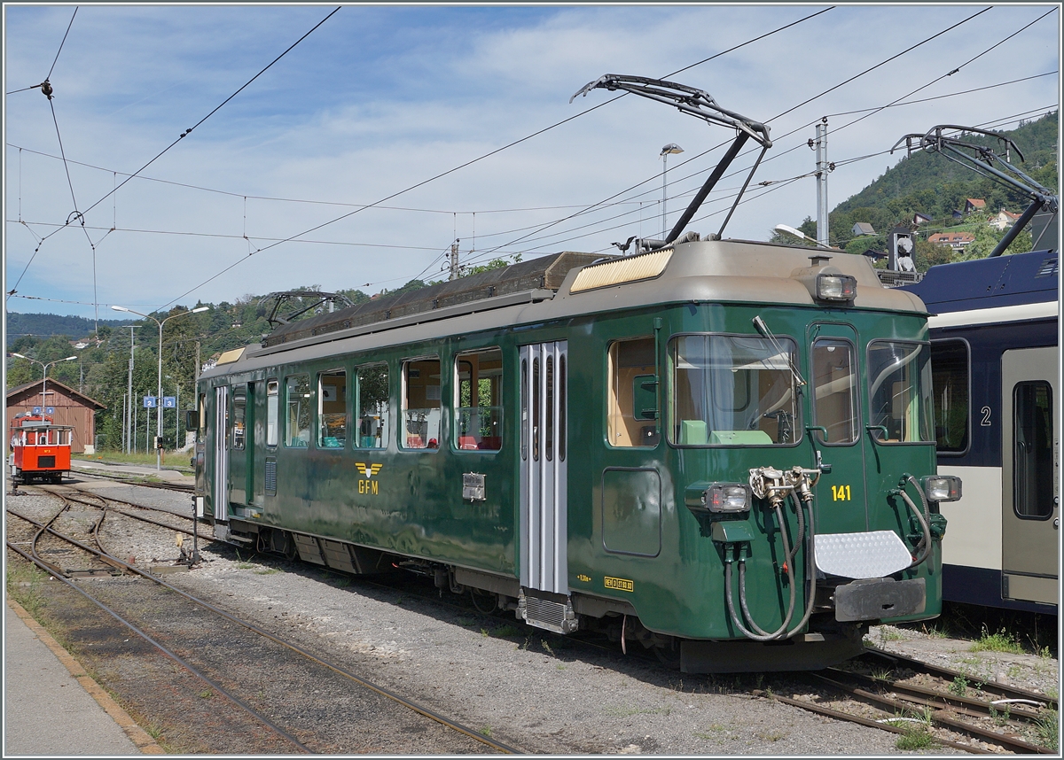 Autour de la voie ferrée / Around the iron railway (autumn event 2024) - The visiting GFM Historique BDe 4/4 141,  Le Binou  and the MOB Gm 4/4 2004, which cannot be seen here, gave this year's autumn event a very special look that I really liked, without of course the traditional Blonay-Chamby vehicles to want to miss. 

GFM Historique BDe 4/4 141 and in the background the Dm 2/2 N° 3 in Blonay.

Sept. 7, 2024