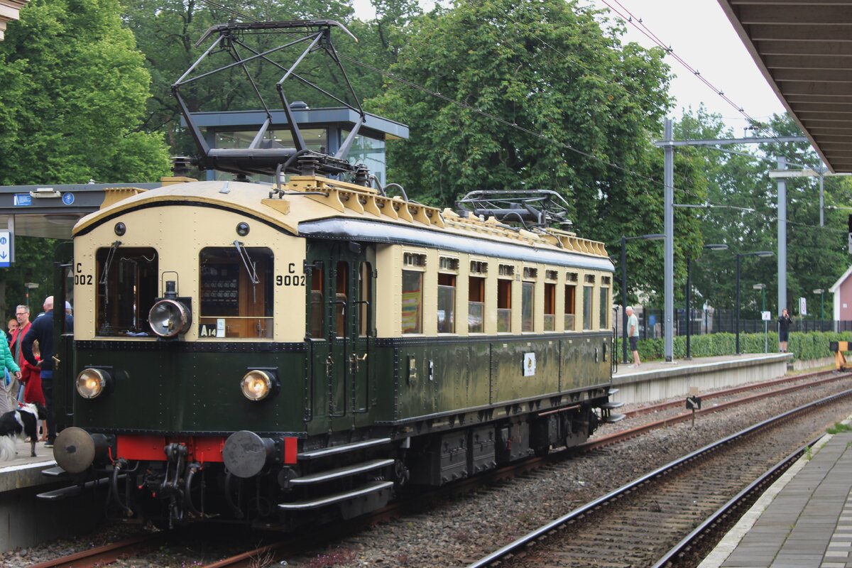 Blokkendoos 9002 stands at Baarn on a grey 8 June 2024. These Mat'24 entered service from 1924 and celebrates her centenary in 2024. 