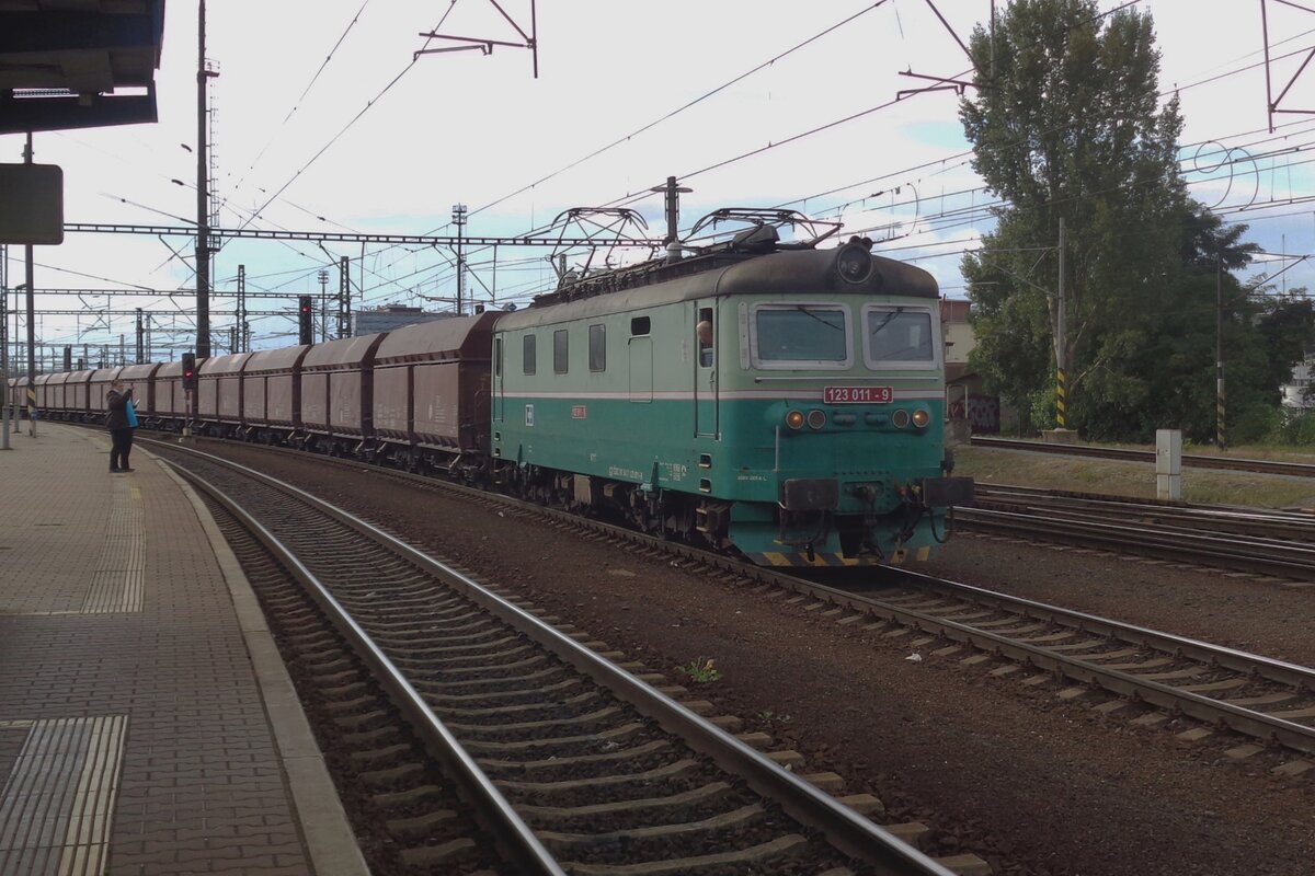 CD 123 011 hauls a coal train through Praha-Liben on 17 September 2017. 