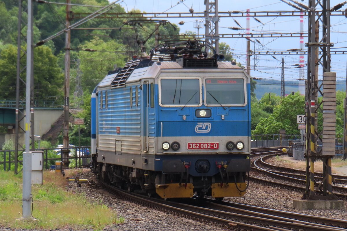 CD 362 082 enters Usti nad Labem with a regioinal train from Kadan on 27 May 2025.