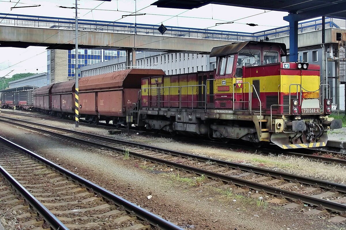 CD 731 044 passes through Ostrava hl.n. with a local train from the steel works of Trinec on 28 May 2015.