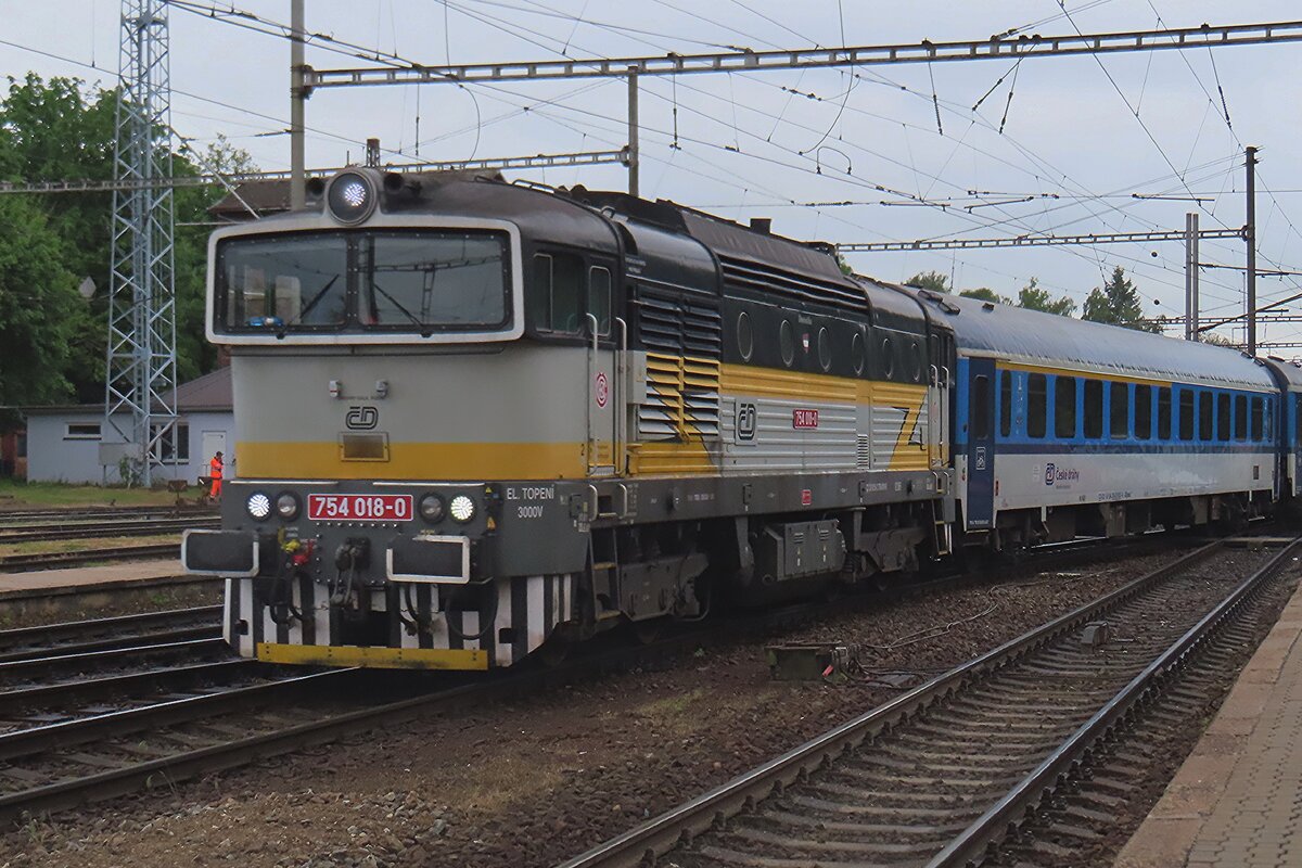 CD 754 018 enters Jihlava on a grey 28 May 2025 with a fast train from Brno.