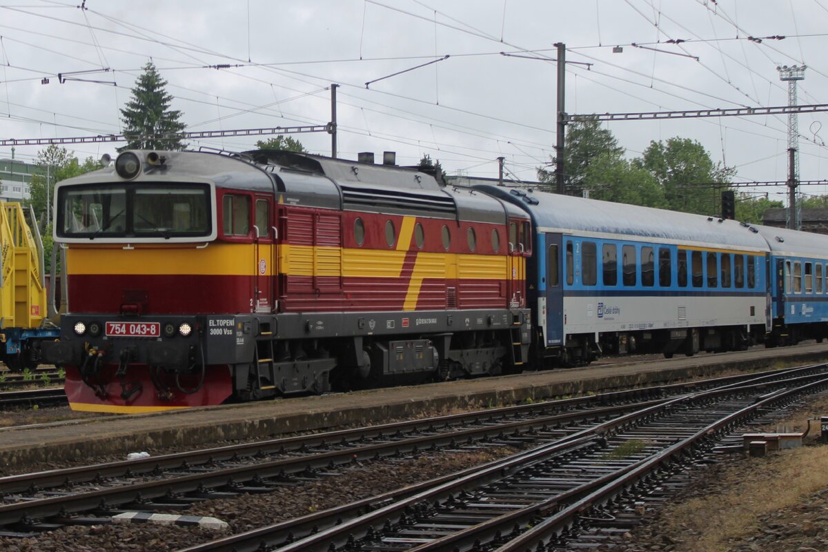 CD 754 043 calls at Jihlava on 28 May 2025 with a fast train from Brno. At Jihlava, the 754 will be swapped for an electric loco. That used to be a class 263 or 242, but mostly standard Class 362 are on order now.