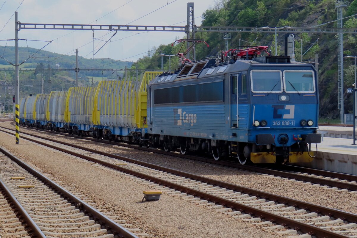 CD Cargo 363 038 hauls an empty freight through Beroun on 10 May 2024.