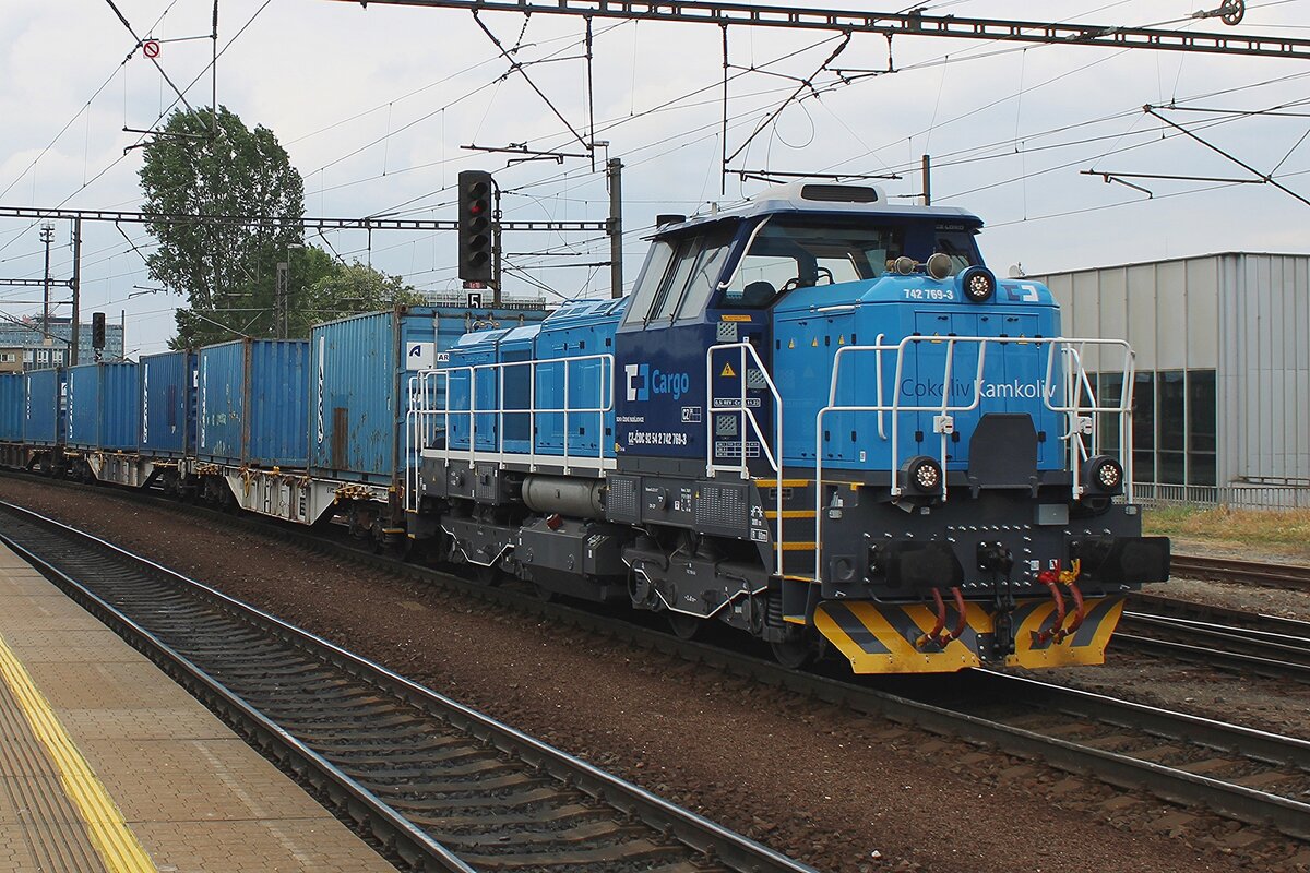 CD Cargo 742 769 hauls a freight thropugh Praha-Liben on 8 June 2024. 