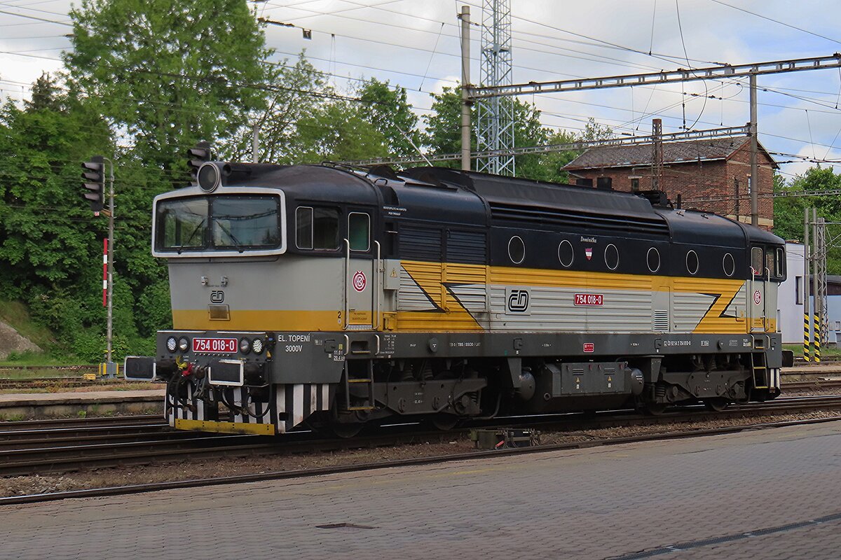 CD Glasses 754 018 stands at Jihlava on 28 May 2025 after having brought in an express train from Brno hl.n.