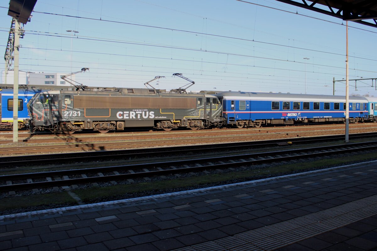 Certus 2731 stands in front of the overnight train from Innsbruck to bruxelles-Midi. Due to strikes in Belgium however, this train was termionated to Breda (NL) where the travellers were herded into coaches. The empty stock of the overnight train however, left Roosendaal for belgium exact on time...