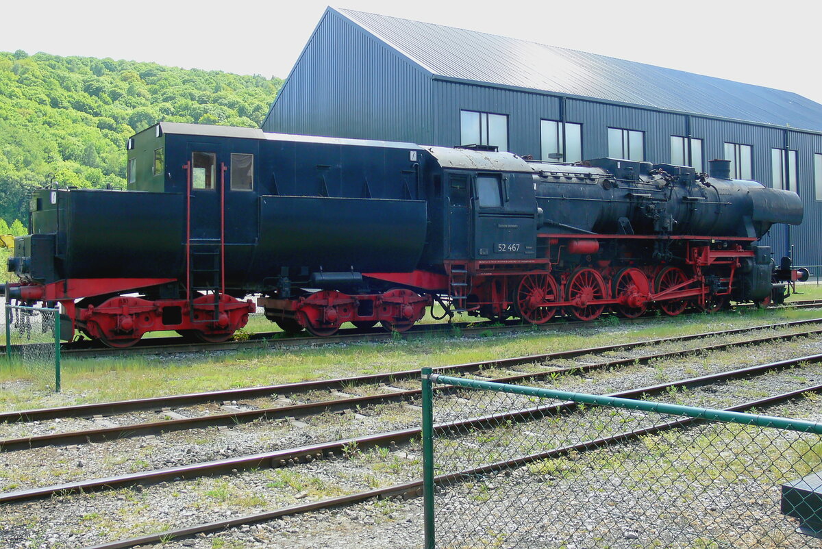 CFV3V
The 52 467 standing in front of the CFV3V museum at Treignes.
The tender is not from this locomotive, it is an Austrian  Wannentender from the Austrian 52 3314. The 52 3314 locomotive is in very bad condition but the CFV3V still have the intention to rebuild it to operational condition.
25-05-2010