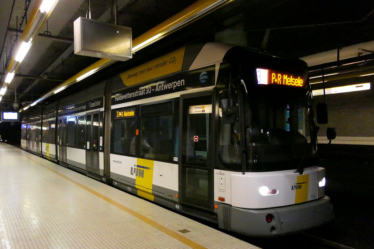 De Lijn 7212 Siemens MGT6-1-1 build in 2000.
Line 3 P+R Melsele.
Location: metro station Van Eeden level-2 platform to Blancefloerlaan.
27-02-2025