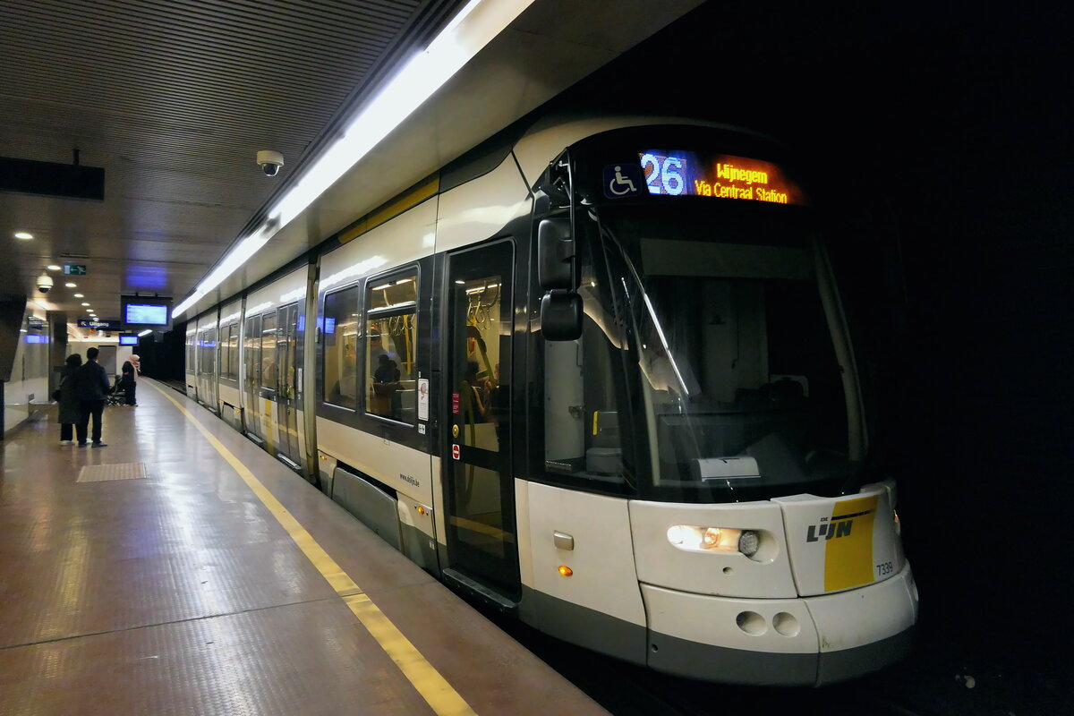 De Lijn 7339 Bombardier Flexity 2 build: 2016 in operation since: 2016.
Line 26 Wijnegem via Centraal Station.
Location: metro station Plantin.
This was a temporary line, due to maintenance works in the metro tunnels between stations Opera and Van Eeden lines 3-5-9 and 15 were not operated on Sunday 09-03-2025. Instead there where 2 temporary lines:
Line 25: P+R Merksem – P+R Boechout (combination of 3 and 15).
Line 26: Wijnegem – Silsburg (combination of 5 and 9).
These lines served metro stations: Plantin – Diamant – Astrid – Elisabeth – Handel – Schijnpoort and Sport(only line 25).
09-03-2025