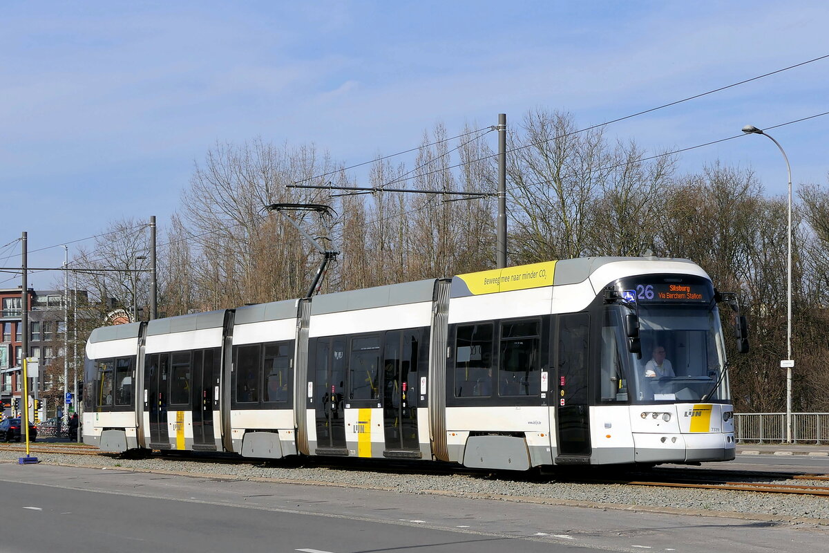 De Lijn 7339 Bombardier Flexity 2 build: 2016.
Line 26 Silsburh via Berchem Station.
Location: Borsbeeksebrug.
This was a temporary line, due to maintenance works in the metro tunnels between stations Opera and Van Eeden lines 3-5-9 and 15 were not operated on Sunday 09-03-2025. Instead there where 2 temporary lines:
Line 25: P+R Merksem – P+R Boechout (combination of 3 and 15).
Line 26: Wijnegem – Silsburg (combination of 5 nand 9).
These lines served metro stations: Plantin – Diamant – Astrid – Elisabeth – Handel – Schijnpoort and Sport(only line 25).
03-03-2025