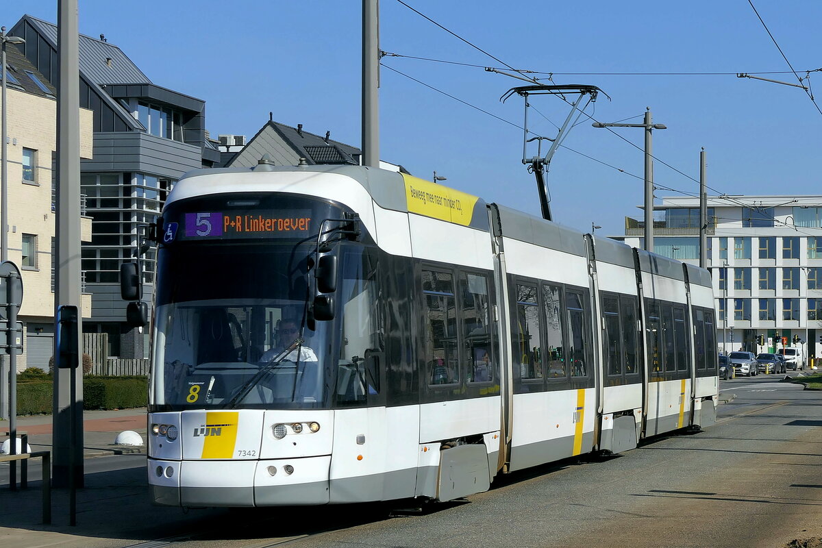 De Lijn 7342 Bombardier Flexity 2 build in 2016.
Line 5 P+R Linkeroever.
Location: Wijnegem Fortveld.
05-03-2025