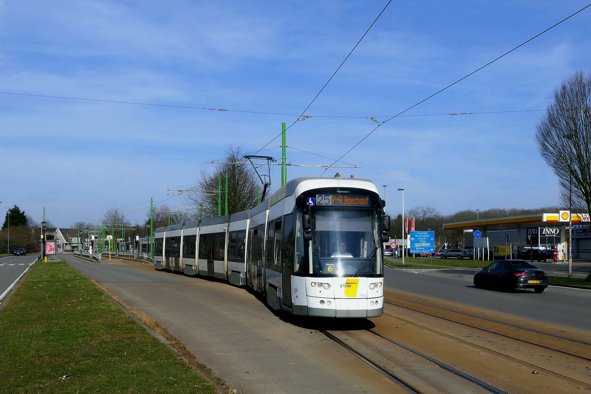 De Lijn 7354 Bombardier Flexity 2 build in 2017.
Line 25 P+R Boechout.
Location: End station P+R Merksem.
This was a temporary line, due to maintenance works in the metro tunnels between stations Opera and Van Eeden lines 3-5-9 and 15 were not operated on Sunday 09-03-2025. Instead there where 2 temporary lines:
Line 25: P+R Merksem – P+R Boechout (combination of 3 and 15).
Line 26: Wijnegem – Silsburg (combination of 5 nand 9).
These lines served metro stations: Plantin – Diamant – Astrid – Elisabeth – Handel – Schijnpoort and Sport(only line 25).
09-03-2025