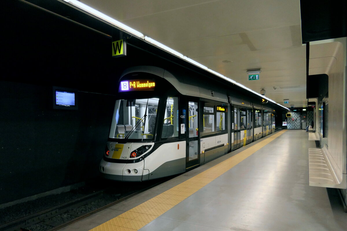 De Lijn 7428 CAF Urbos 100 build in 2023.
Line 8 P+R Wommelgem.
Location: metro station Zegel level-3 platform to metro station Morckhoven(not in use, opening in 2026).
08-02-2025