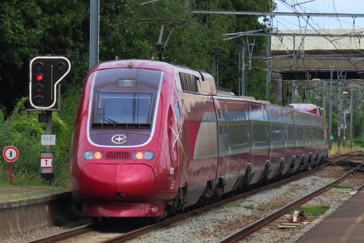 Due to construction works on the high speed line between Bruxelles-Midi anf Antoign (close to the Belgian-French border) EuroStar red (formerly Thalys) services were diverted on the route Bruxelles<=>Mons<=>Antoign. On 17 August 2024 Thalys 4307 speeds slowly (yes...) through Saint-Ghislain.