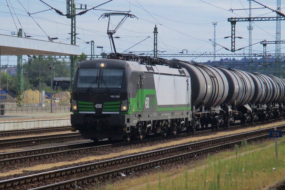 ELL 193 239 hauls an oilt train thropugh Kelenföld on 11 September 2018.