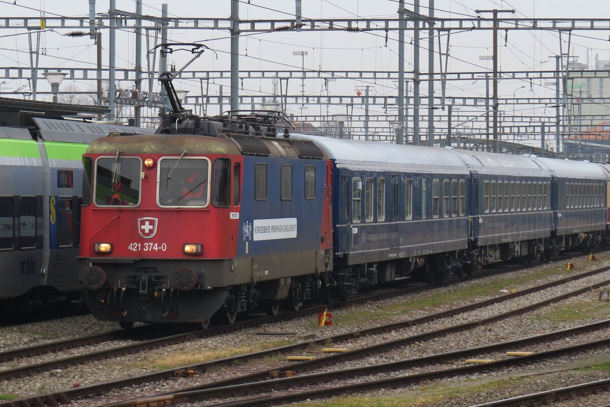 Extra train with SSG 421 374 awaits departure at Payerne on 31 December 2024. THis train will go empty to Geneve, where a host of travellers will spend the switch from 2024 to 2025 om board the train from geneve to Luzern and Burgdforf -and back.