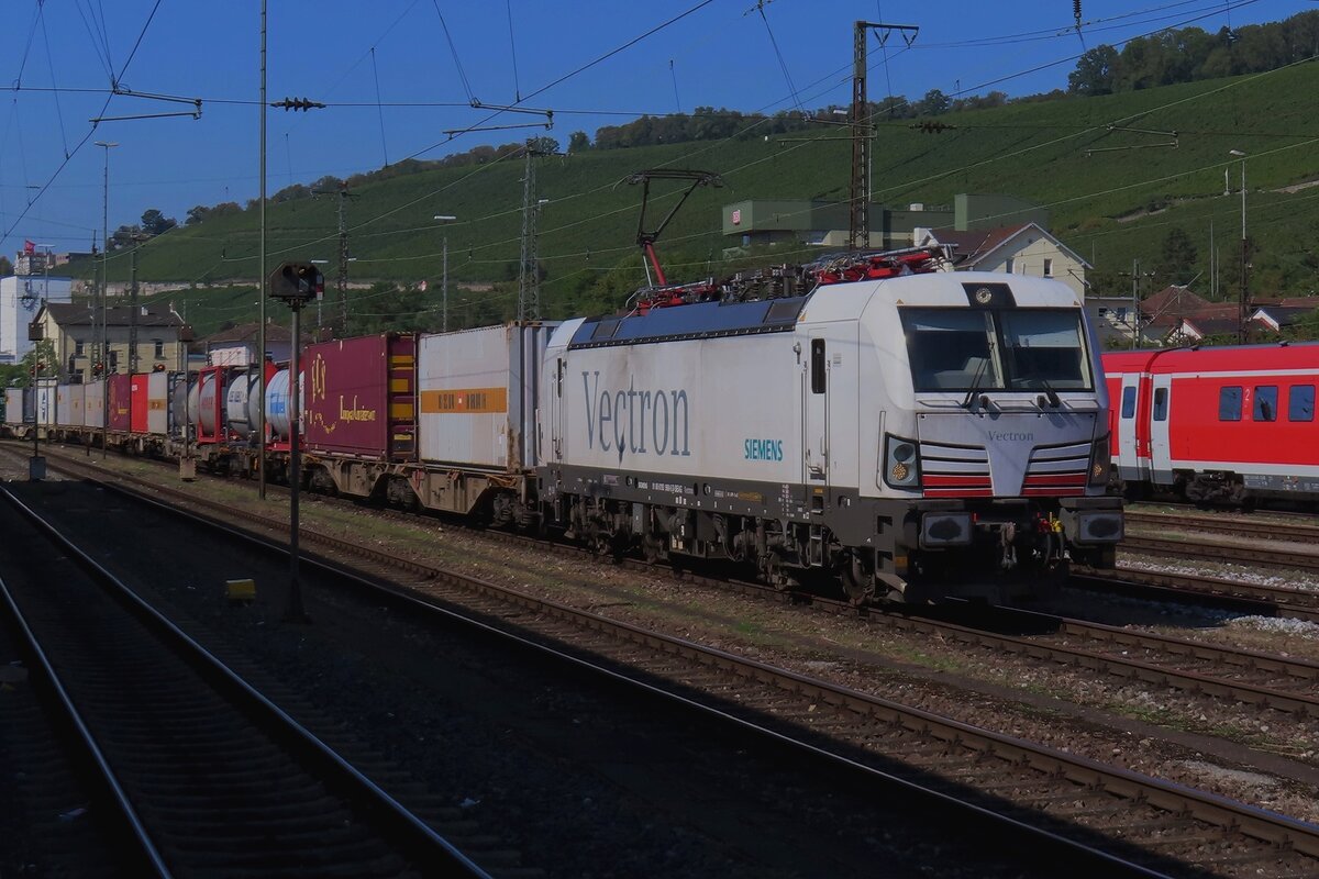 FrachtBahn 193 968 shows the Siemens advertising while slowly passing through Würzburg Hbf on 21 September 2024.