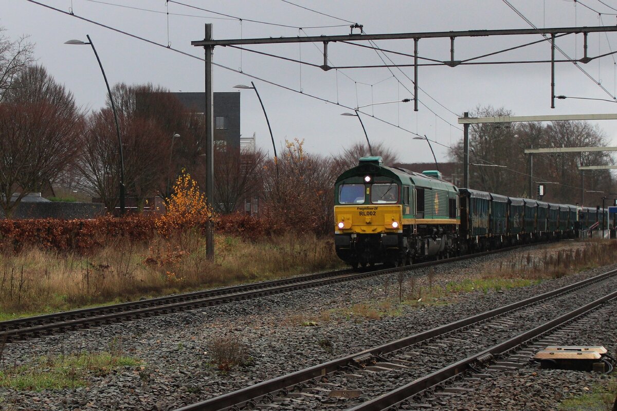 Freightliner RL002 hauls a cereals train for Oss through Wijchen on 7 December 2024 during the only rainpour of the day...