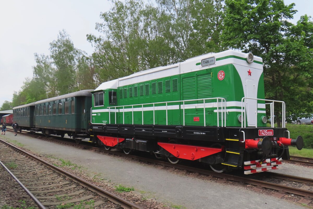 Freshly repainted T435 0139 stands at Luzna u Rakovnika with two coaches on 11 May 2024.