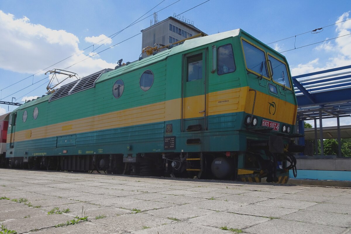 Froggy view on the side of ZSSK 163 107 at Kosice on 23 June 2022.