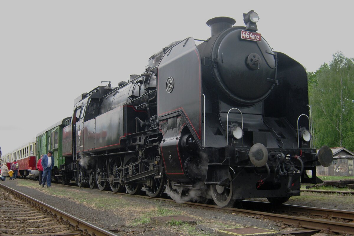 Frog's perspective on 464.102 with extra train at Luzna u Rakovnika on 13 May 20121.