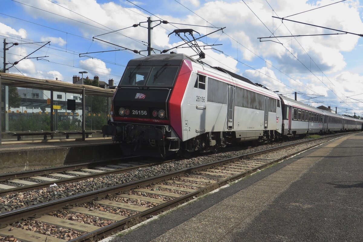 Frog's  perspective on Sybic 26156 with CoRail at Nevers on 18 September 2019. The Paris-Bercy<=>Clermont-Ferrant Fast trains have by now all been substituted by EMUs, ending a century and a half of loco haulage on this track.