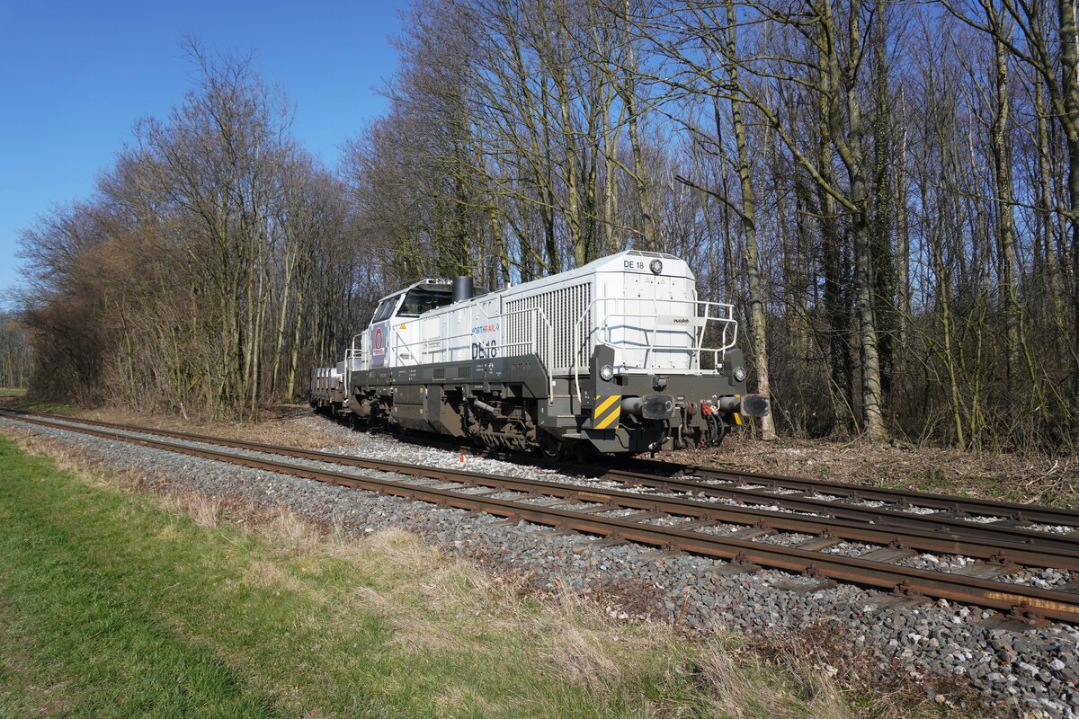 From a public road, 4185 044 is photographed at Spellen where she hauls the aluminum train out of the adjacent aluminum processing site on 3 March 2026.
