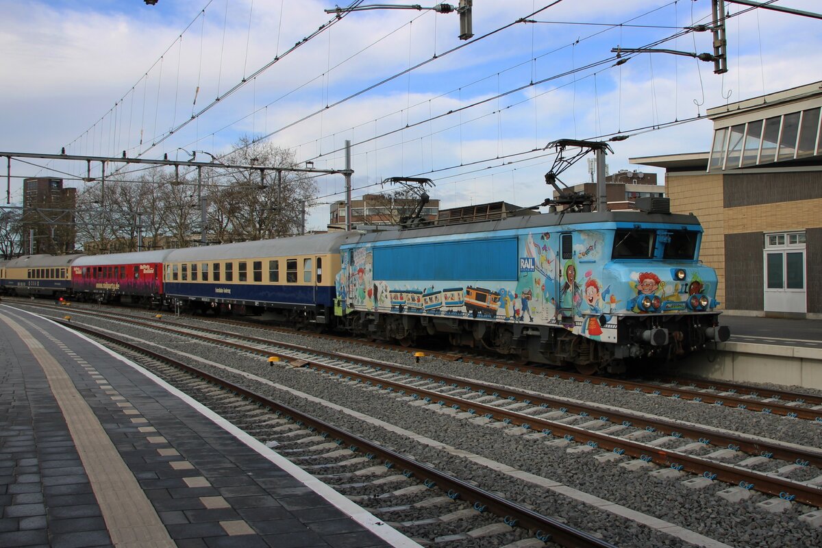 From Rotterdam, RXP 9902 -in Tommy&Tess painting advertising a childrens'book- enters Venlo with an extra train to Koblenz on 7 February 2026. At Venlo, this DC loco will be swaped for a German AC loco Class 110.