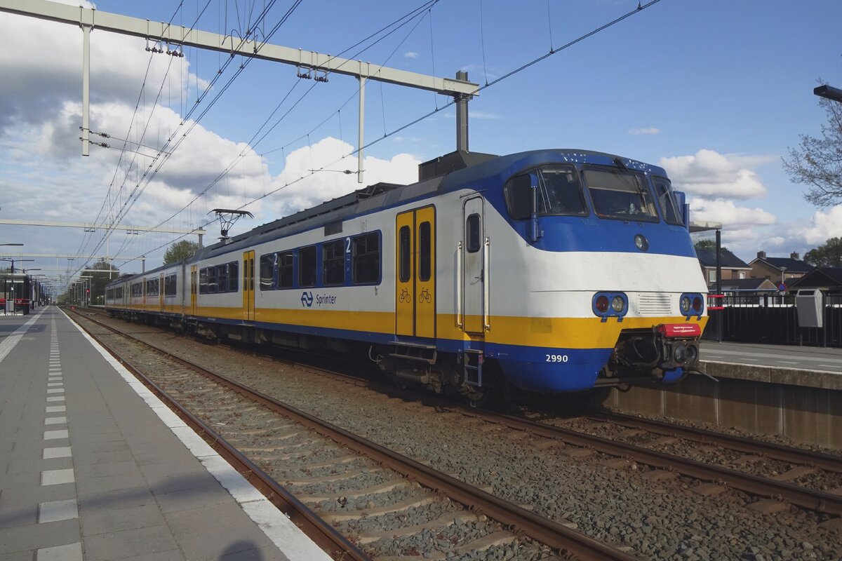 Gone are the EMUs Class SGMm SPRINTERS (the nickname of the class due to their relatively rapid accelleration) -that would give their nickname to the entire range of EMU Classes deployed bij NS Reizigers on regional traffic. ON 2 May 2021 NS 2990 leaves Wijchen in the Class' last year of service. 