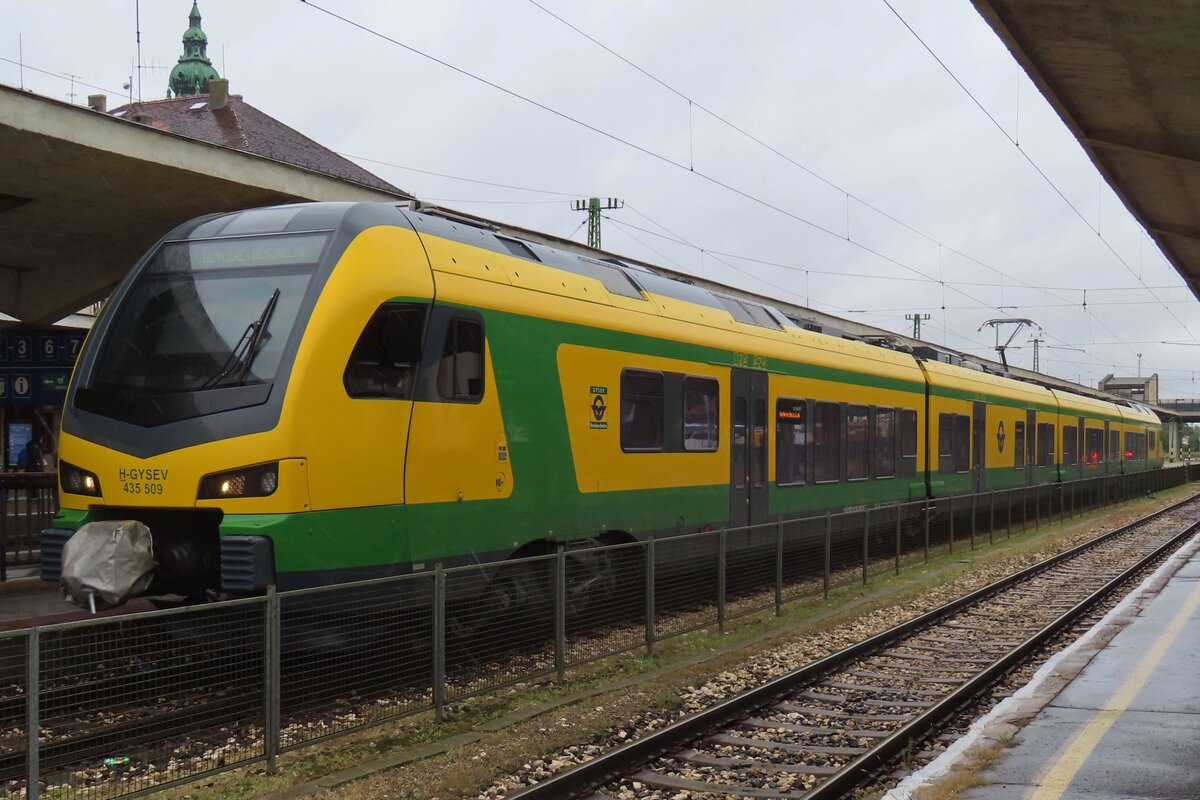 GySEV 435 509 catches the rain in Györ main station on 16 September 2024.