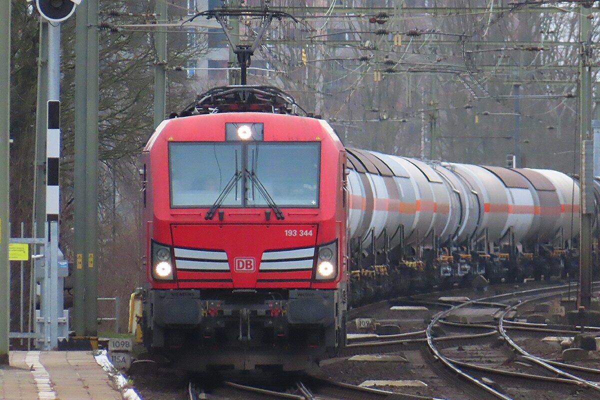 Heads up for DBC 193 344 hauling an LNG train through Tilburg on 26 February 2025.