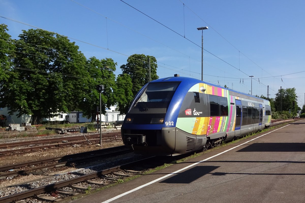 Hundreds of miles from any sea or ocean, yet a Blue Whale! X-73902 calls at Mülheim (Baden) on 30 May 2019. These railcars are dubben Baleines Bleues/Blauer Wal, both meaning Blue Whale by the railway fraternity.