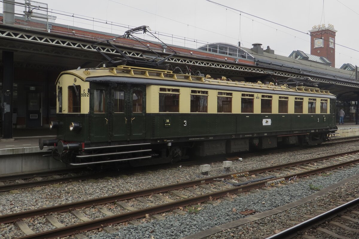 In for the long haul: Stichting CREW 2454 bought this 99 years old electric rail car Mat'24 Blokkendoos C-9002 'JAAP' from a defunct preservationists' society that went bankrupt. The new owner, already in posession of some very fine restored items, took no half measures and deployed JAAP on a series of test rides of increasing lengths. The last test ride was on 16 April 2023 and took the 9002 from Roosendaal via Tilburg, Nijmegen, Zwolle and Groningen back to Roosendaal -via Amersfoort, Utrecht and Breda. Roosendaal-Groningen is about the longest ride a train can make in the Netherlands and was an ideal close of the test programme. Here, C-9002 stands at Nijmegen, where she had some minor maintenance before departing for the long haul. Since thereis not yet a category 'historic EMUs' I put this one into Stations-Gelderland.