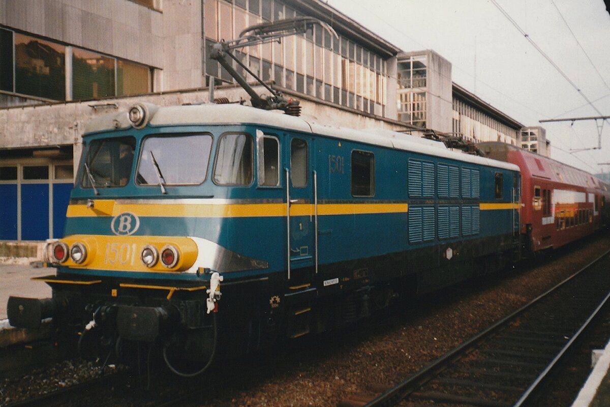 In her last year of service, SNCB 1501 enters Liége-Guillemins with a regional train on 10 September 1999, where this five strong Class used to haul crack passenher trains like TTE and EuroCities between Ansterdam/Aachen and Paris Nord.