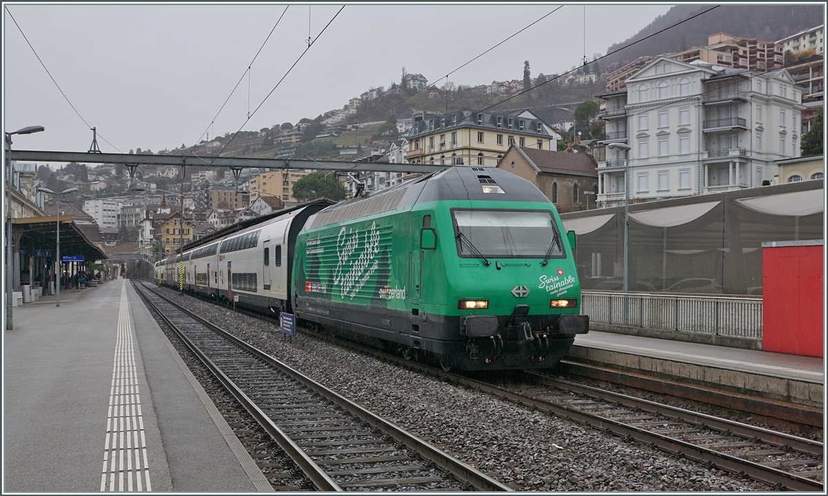 Just a few minutes before the arrival of the GoldenPass Express GPX 4065 with the MOB Ge 4/4  Swiss Tainable  (at 12:22), the SBB Re 460  Swiss Tainable  stopped with its IR 90 Ven Genèe to Brig in Montreux (at 12 :17)! But even if both locomotives had been together in Montreux station, it would hardly have been possible to get both locomotives in one picture. December 7, 2024